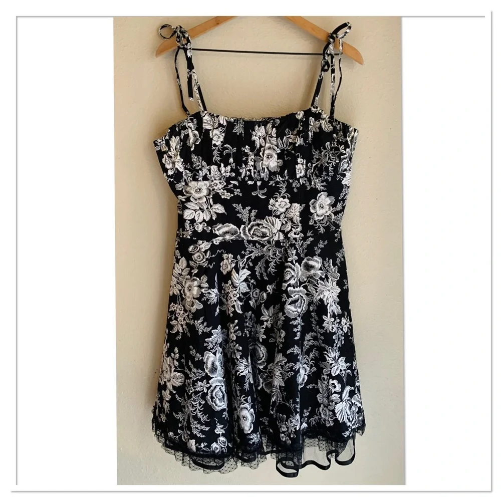 Voodoo Vixen Pin Up Dress Black White Floral Polka Dot Lace Trim Size XL - Picture 3 of 12